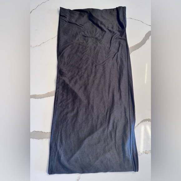 Beyond Yoga Womens Pocket Infinity Scarf  w/ Zipper Pocket in Black - Picture 3 of 4